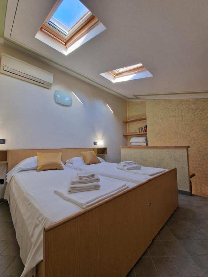 Casa Vittoria Sirmione Punta Gro Con Piscina Apartment Ngoại thất bức ảnh